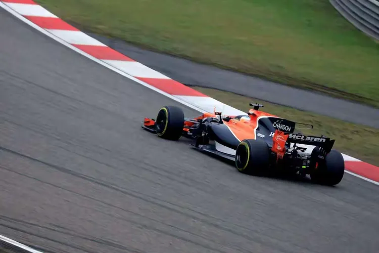 索伯车队翻盘红牛二队，拉塞尔带队取胜